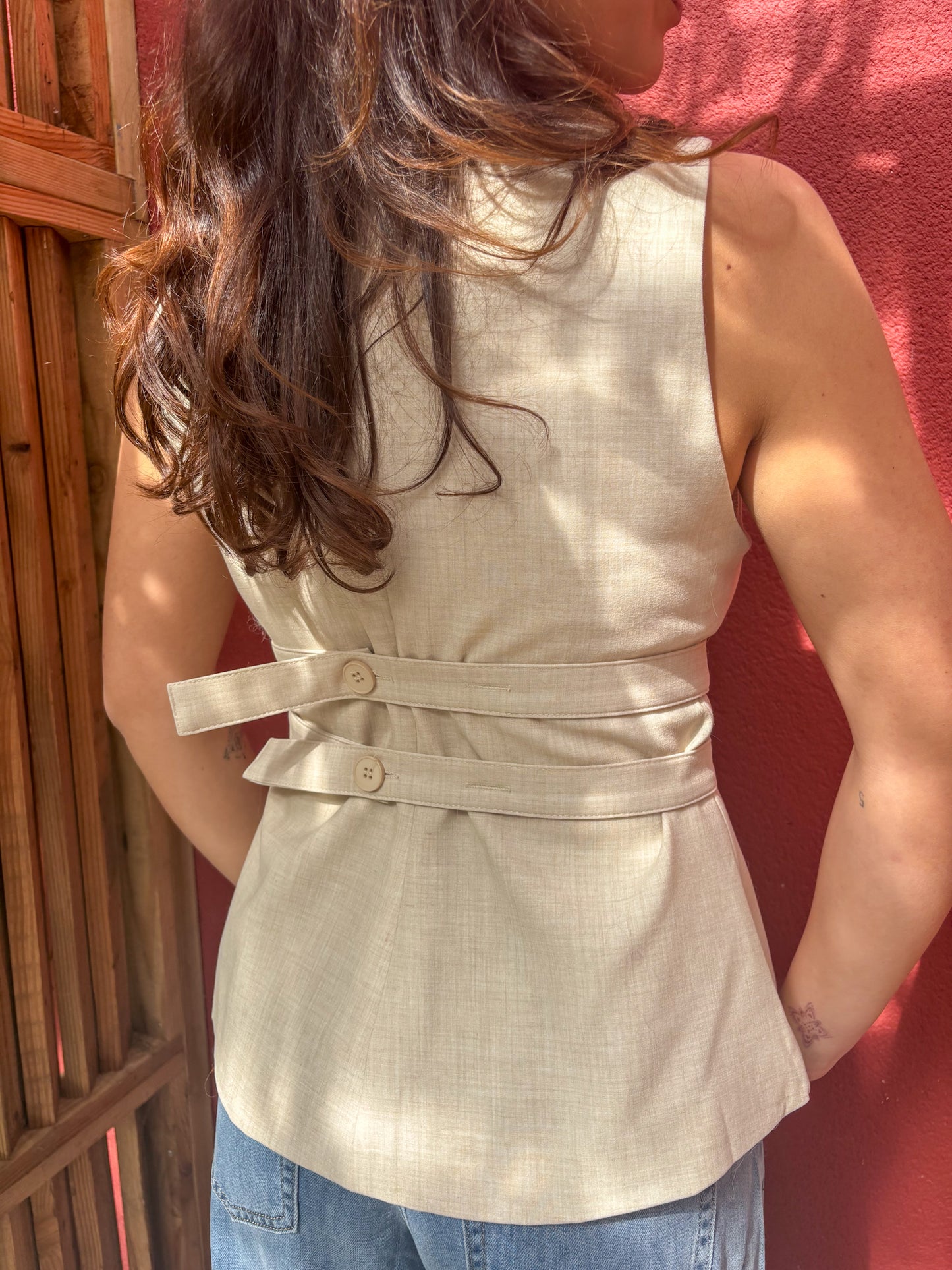 Top à boutons sans manches