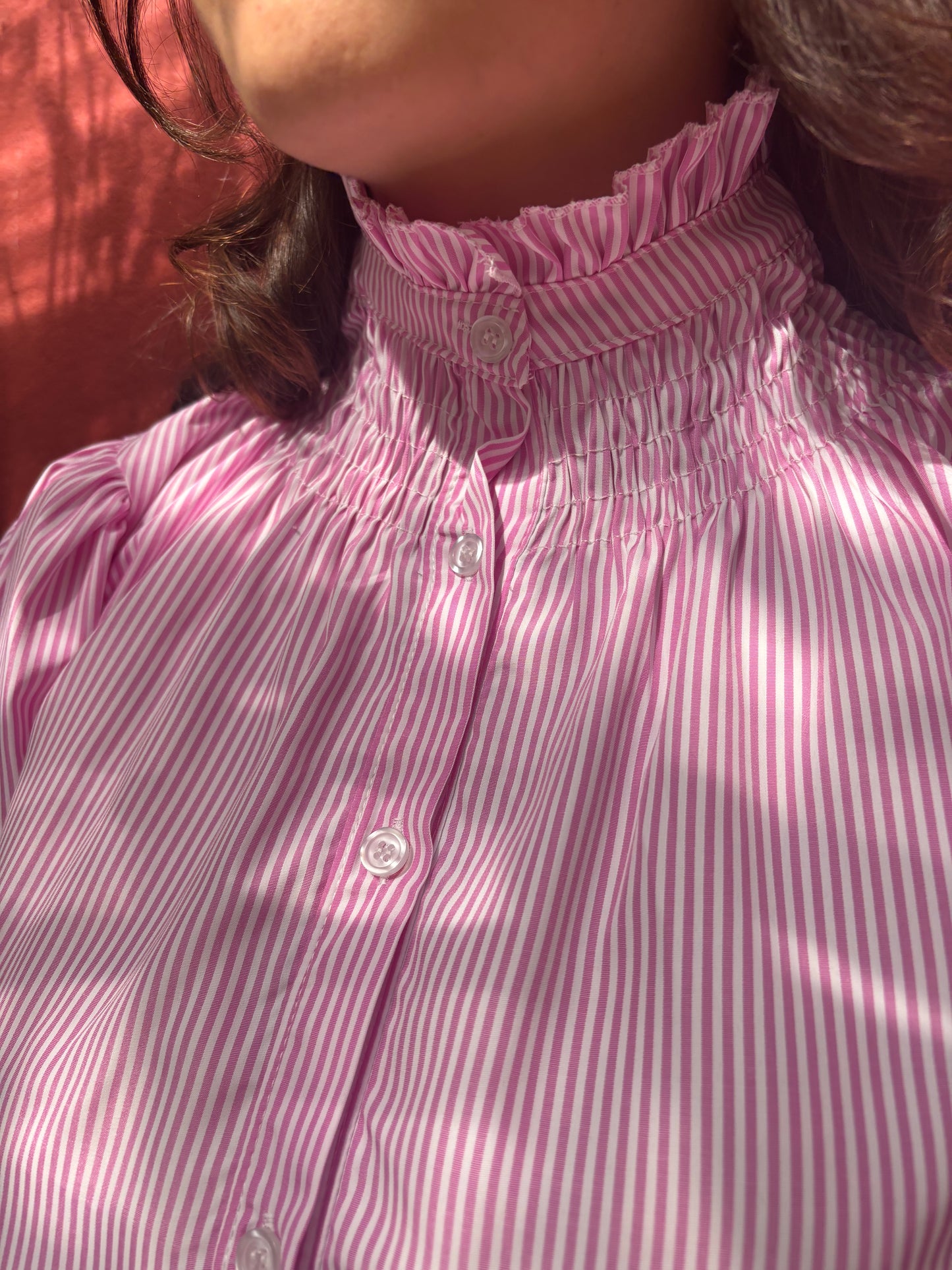 Blouse à rayures col montant smocké