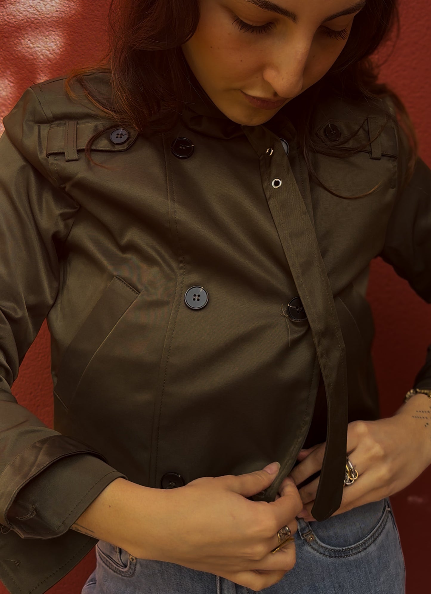 Trench court col montant