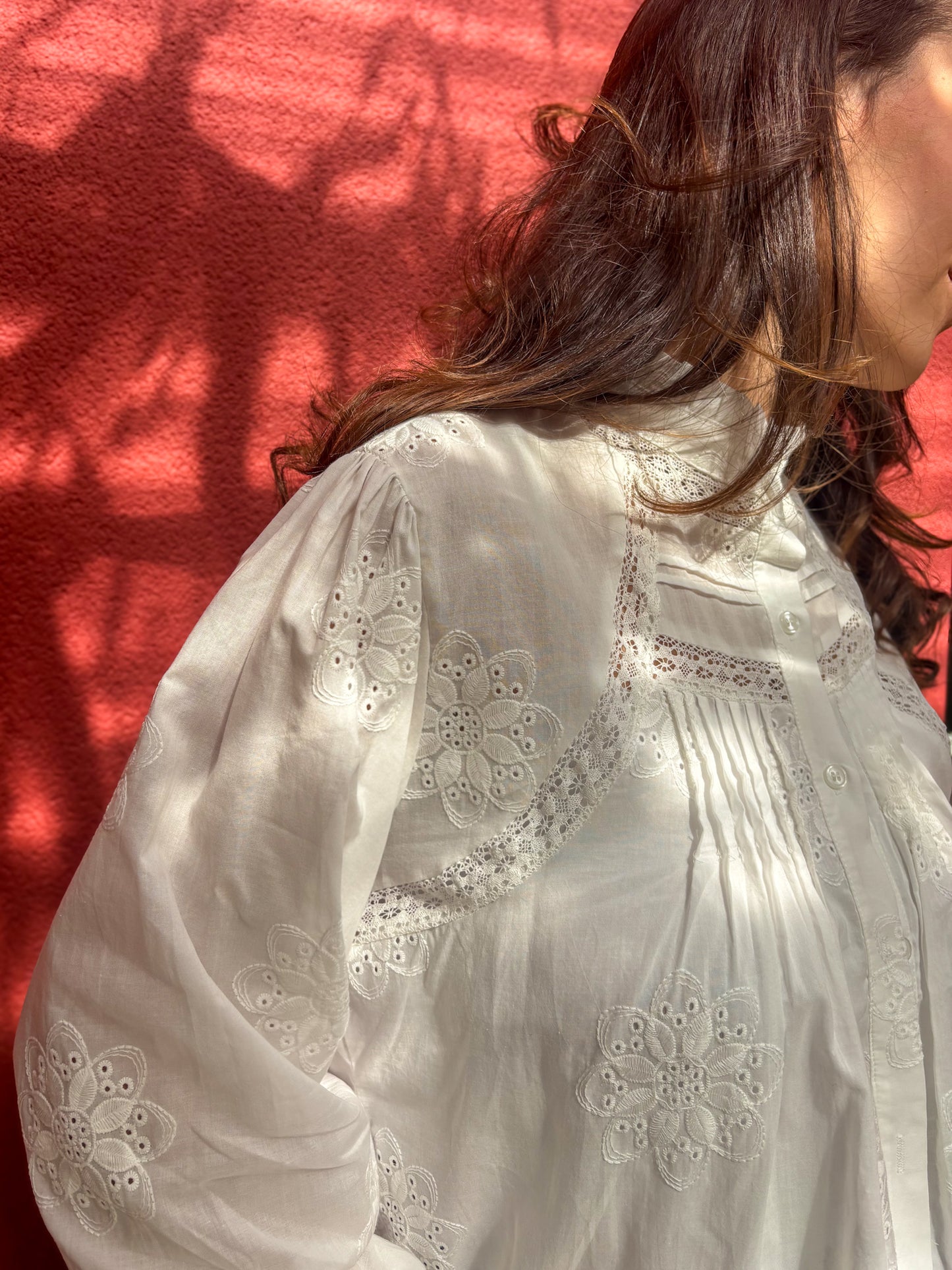 Blouse blanche col montant plissé en dentelle