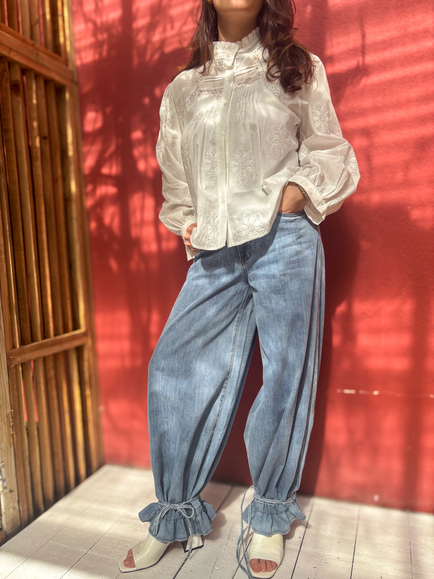 Blouse blanche col montant plissé en dentelle