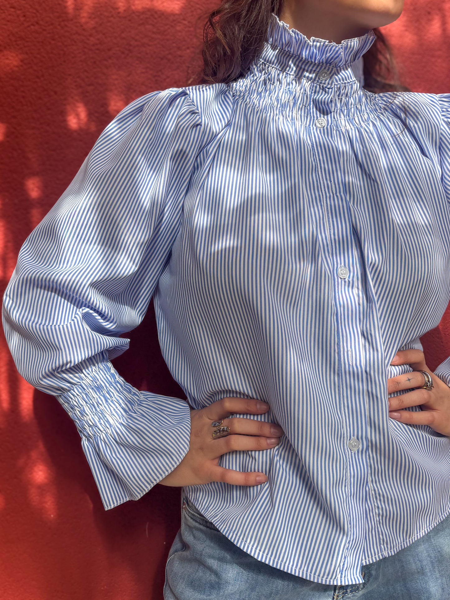 Blouse à rayures col montant smocké