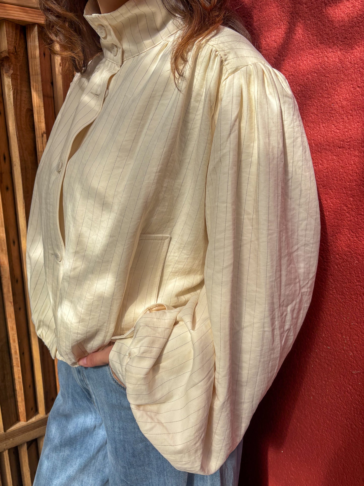 Veste chemise bouffante, col montant