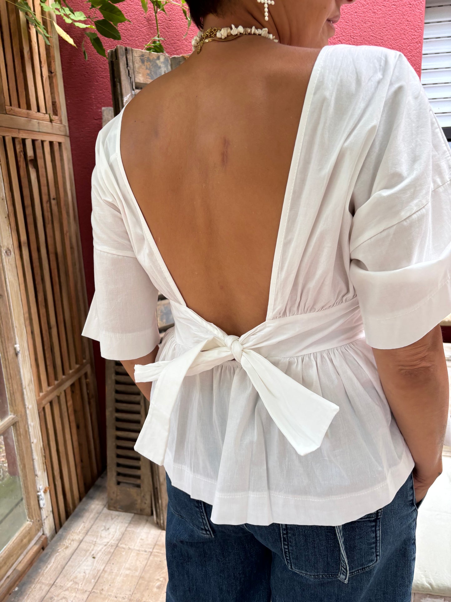 Haut décolleté dans le dos