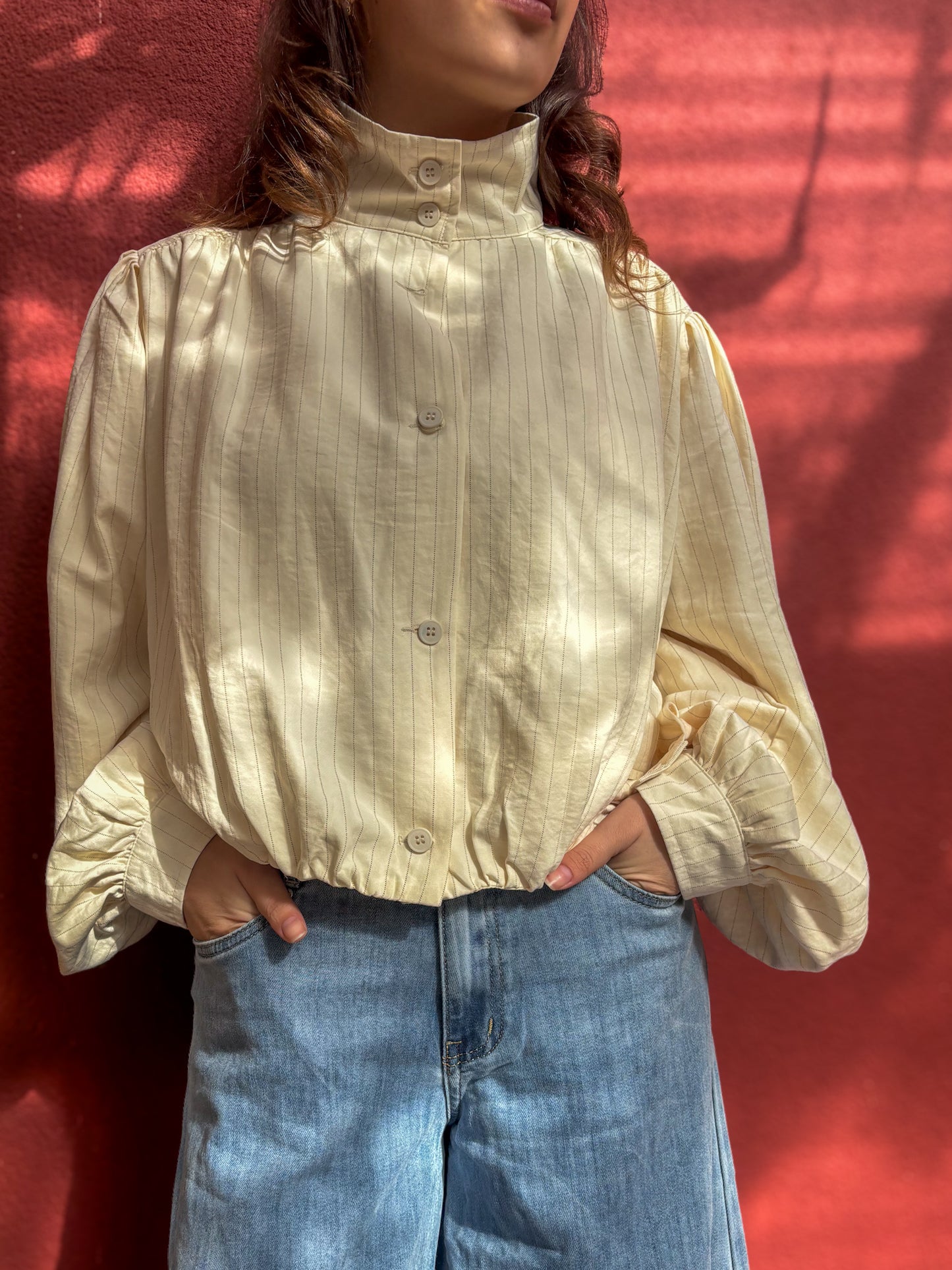 Veste chemise bouffante, col montant