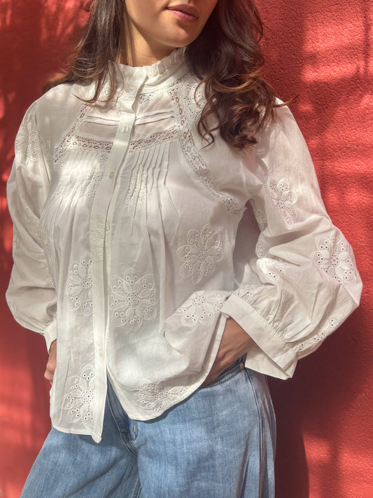 Blouse blanche col montant plissé en dentelle