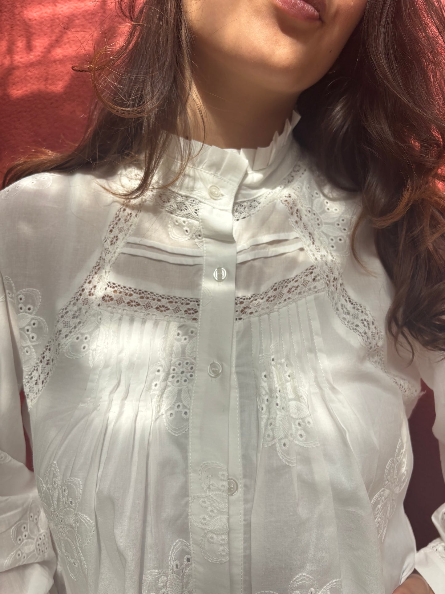 Blouse blanche col montant plissé en dentelle