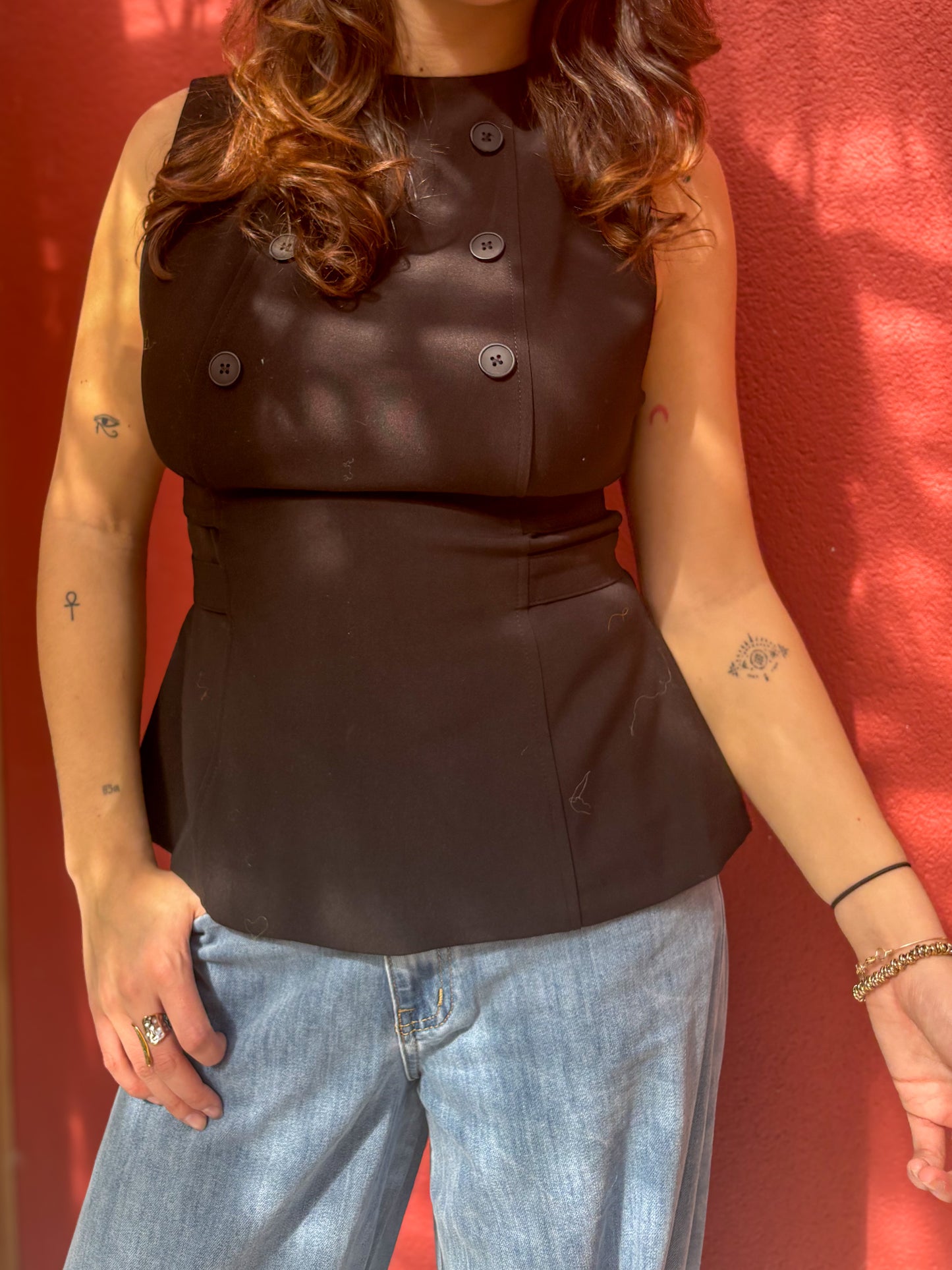 Top à boutons sans manches