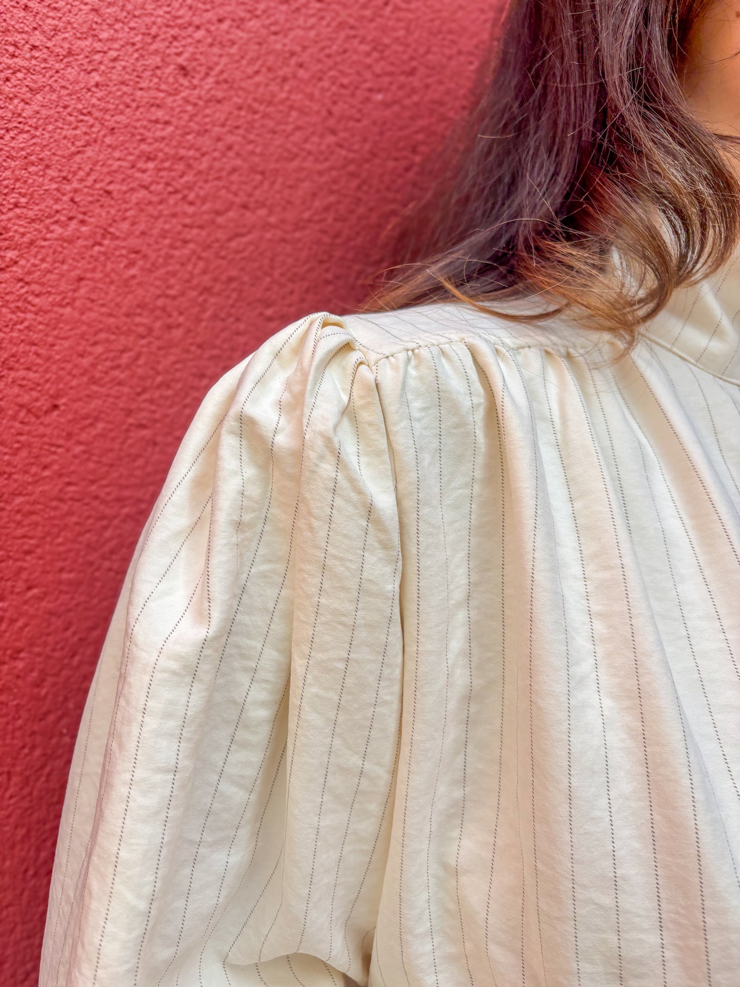 Veste chemise bouffante, col montant