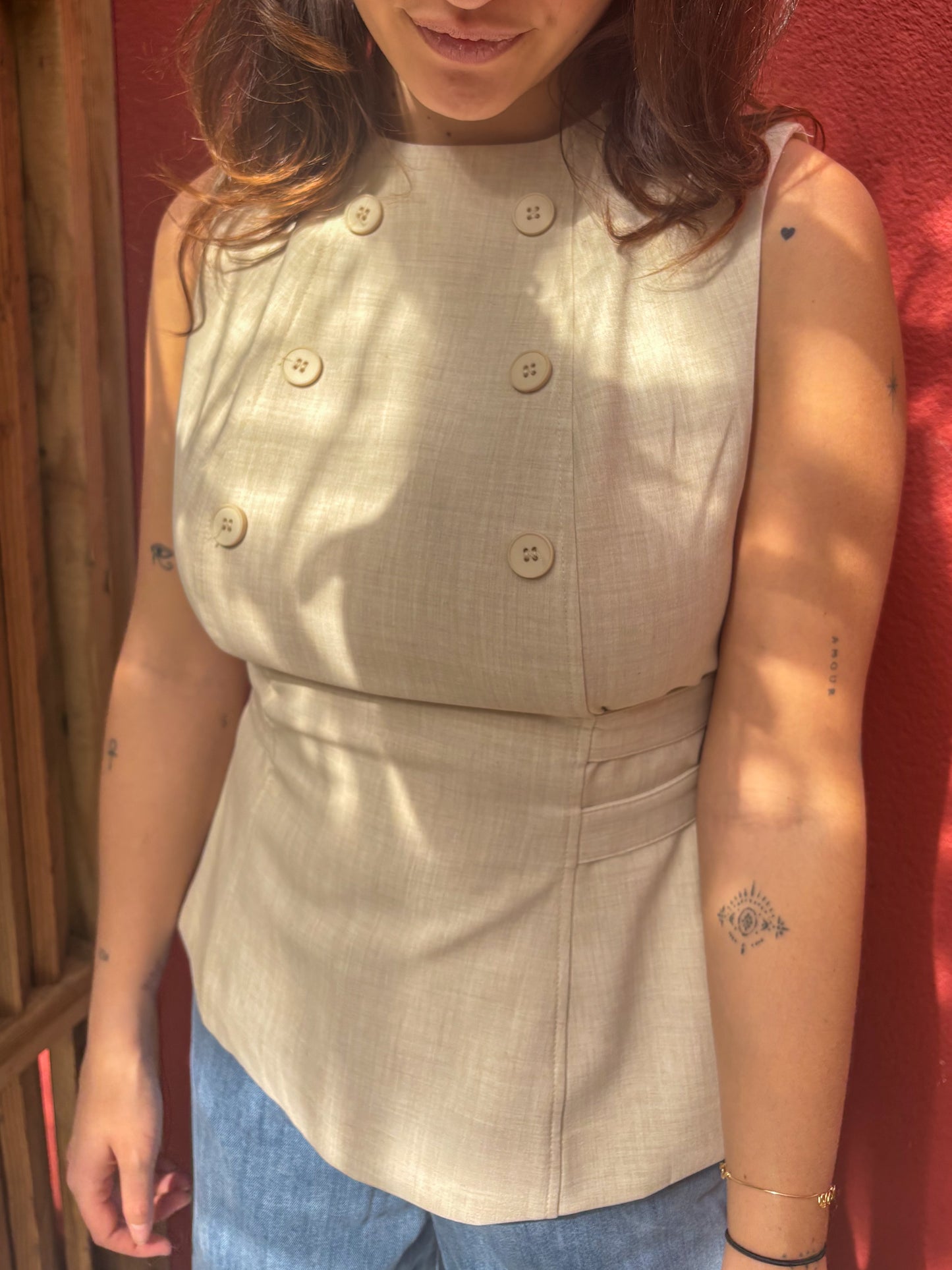 Top à boutons sans manches