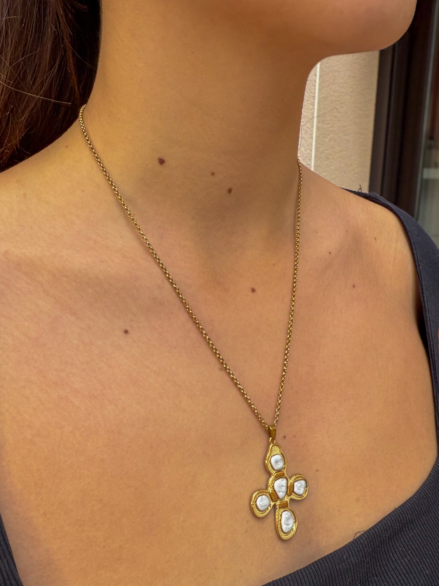 Collier croix blanche