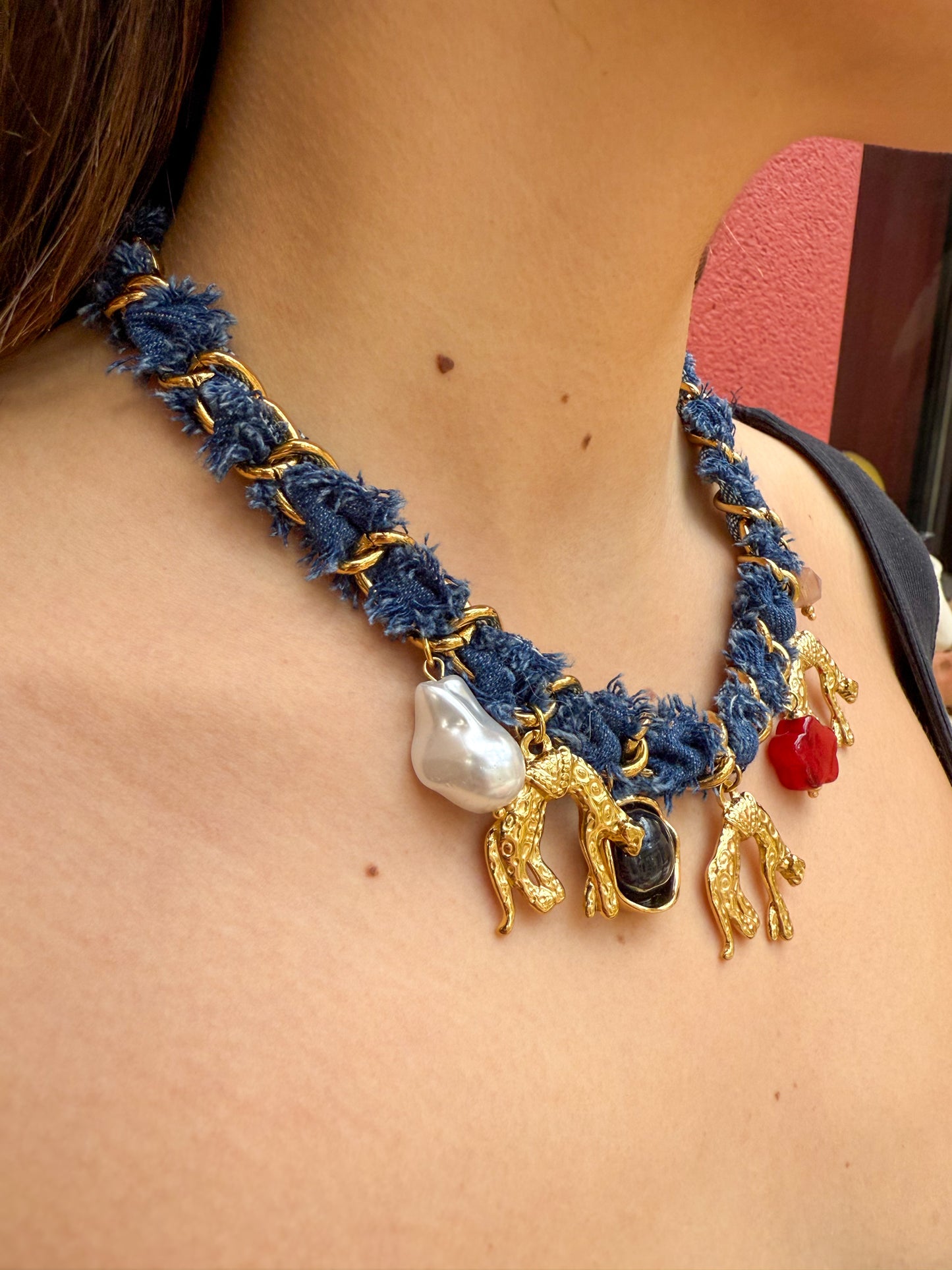 Collier breloques en jean