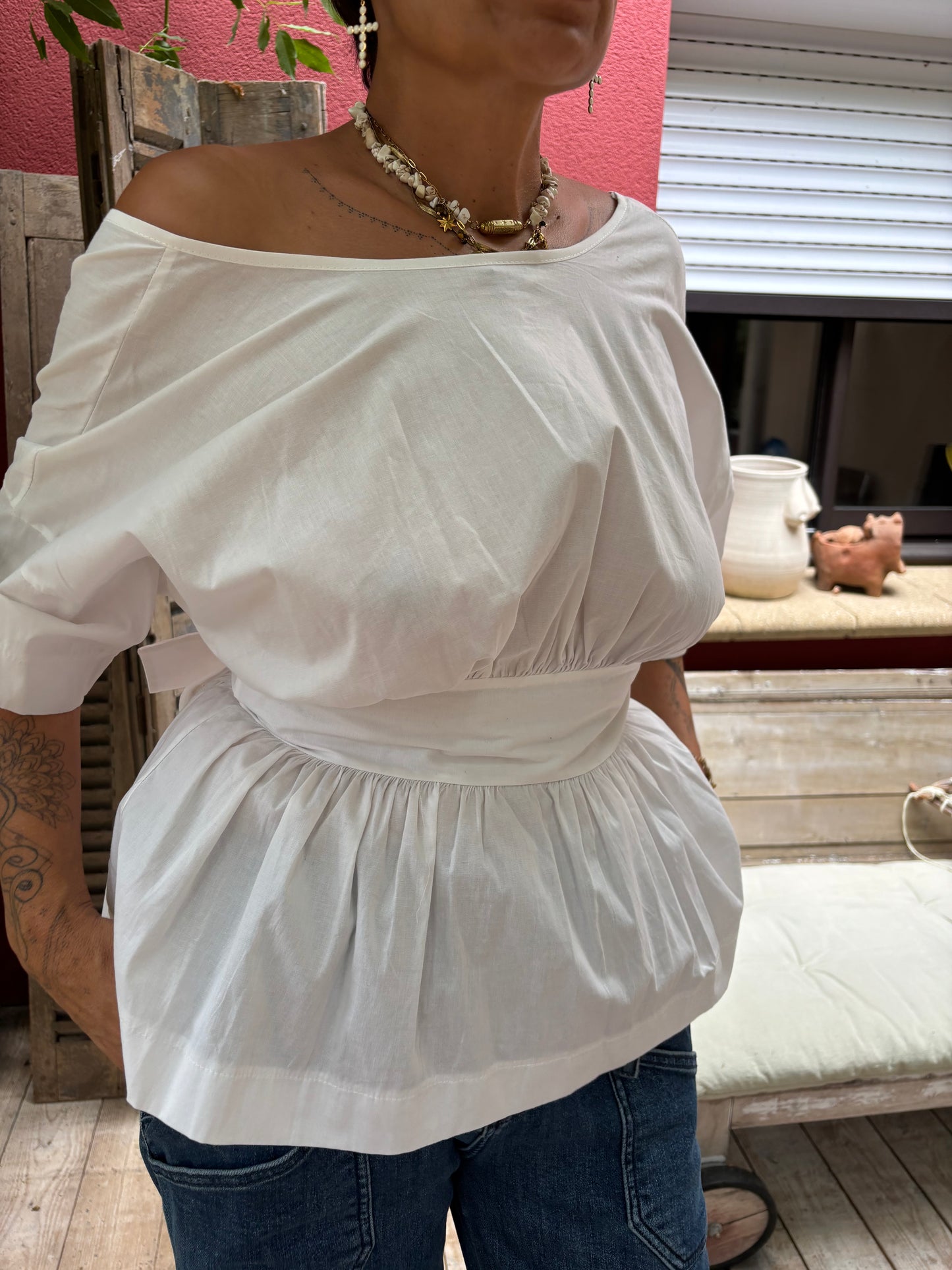 Haut décolleté dans le dos