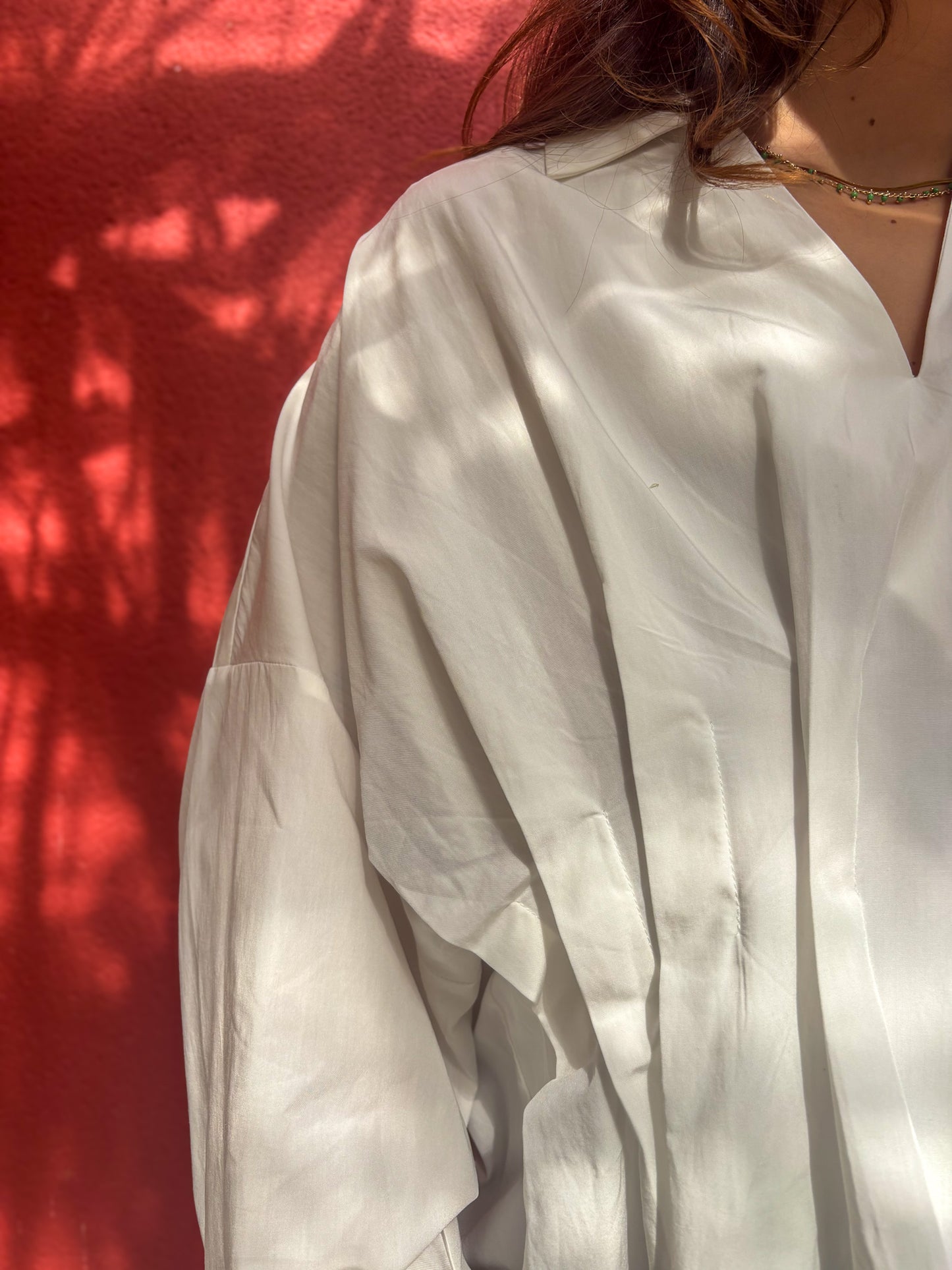 Blouse blanche coupe ample structurée