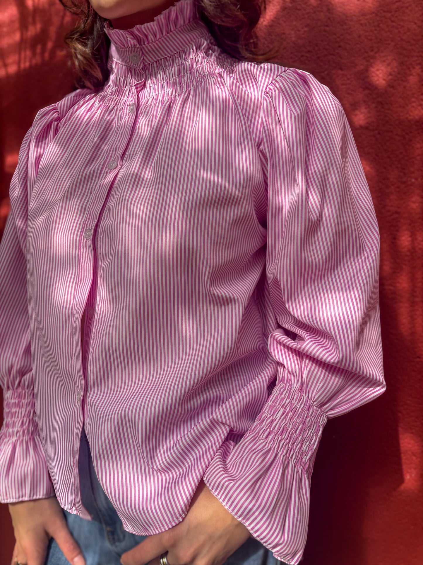 Blouse à rayures col montant smocké