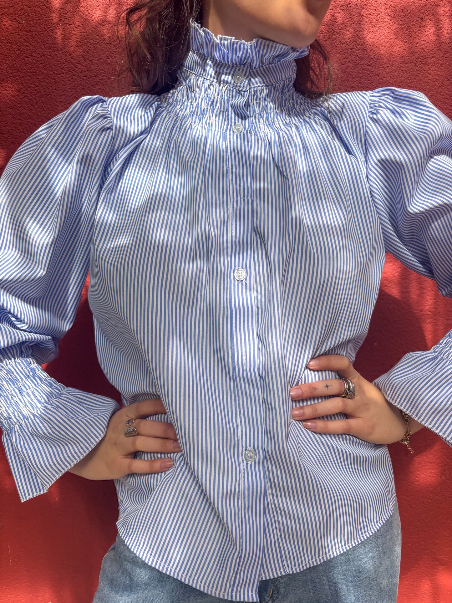 Blouse à rayures col montant smocké