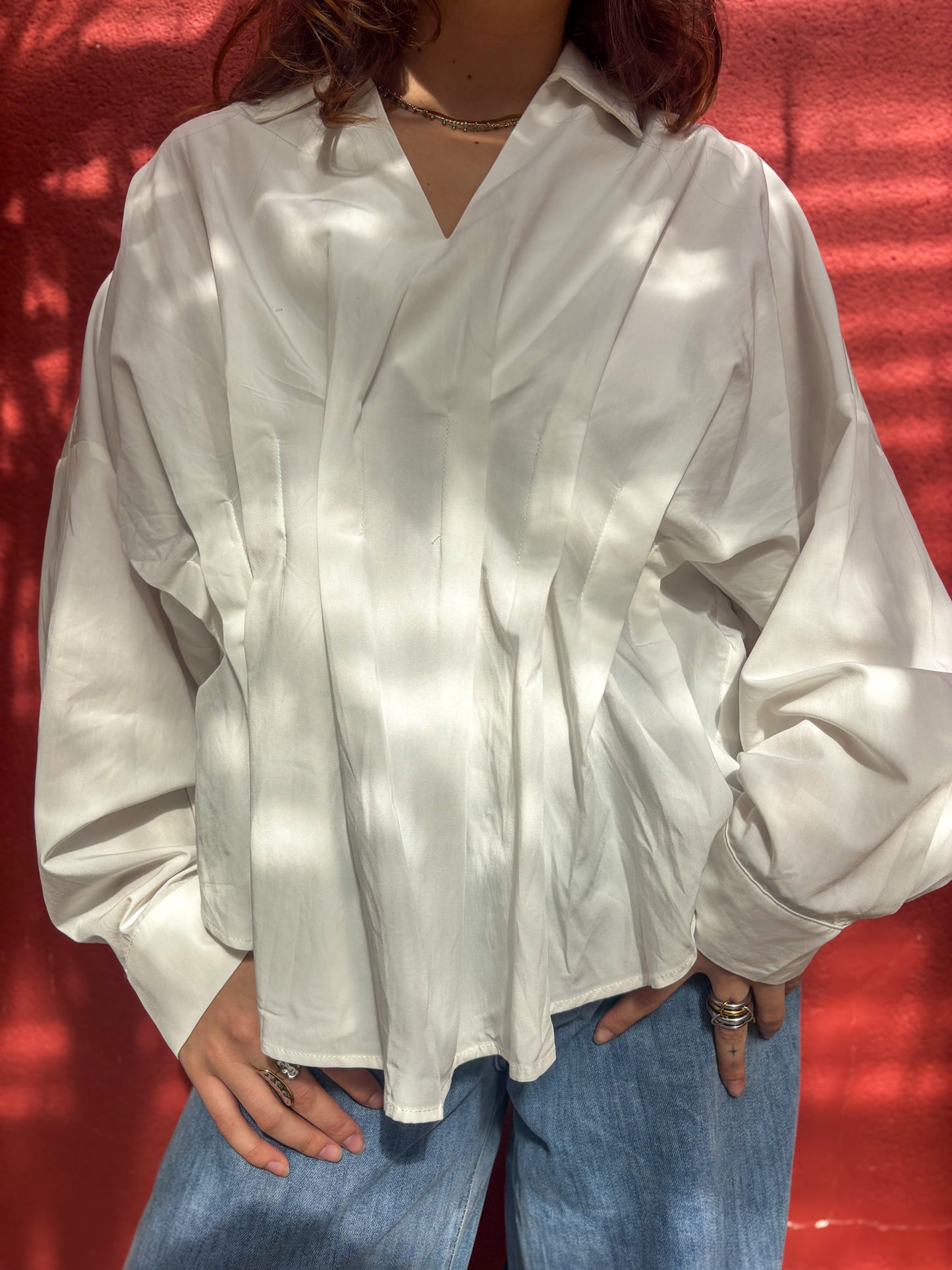 Blouse blanche coupe ample structurée